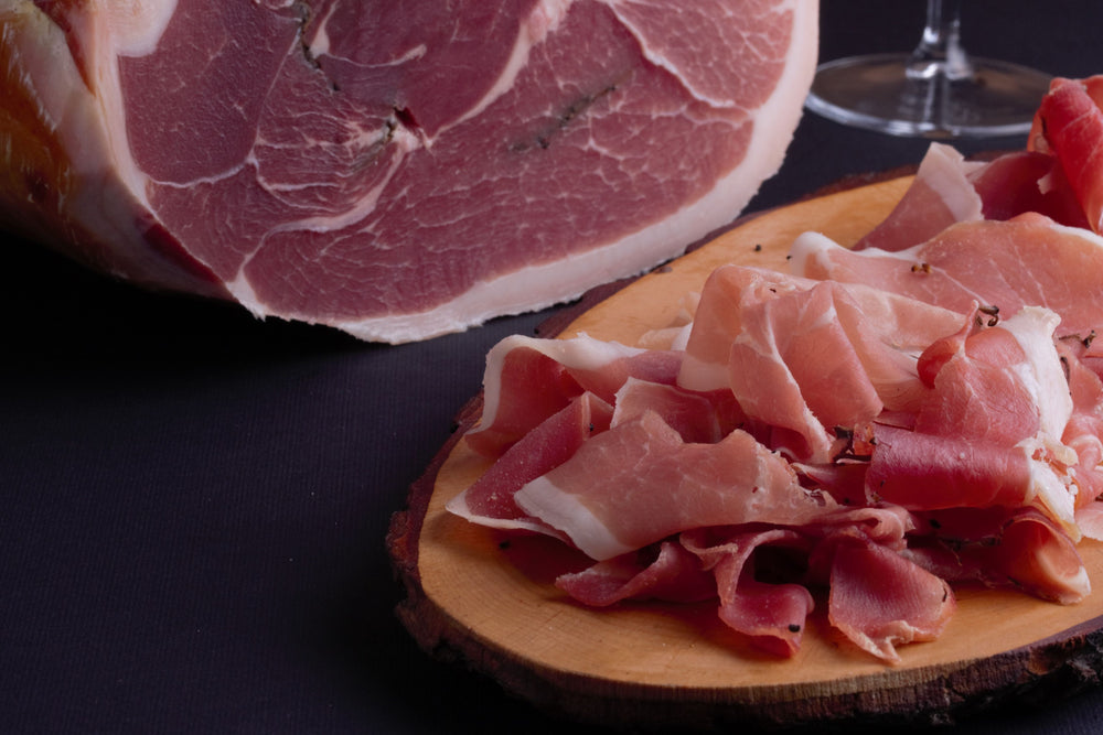 Prosciutto crudo affinato al tartufo: un’esperienza sensoriale tra eleganza e intensità