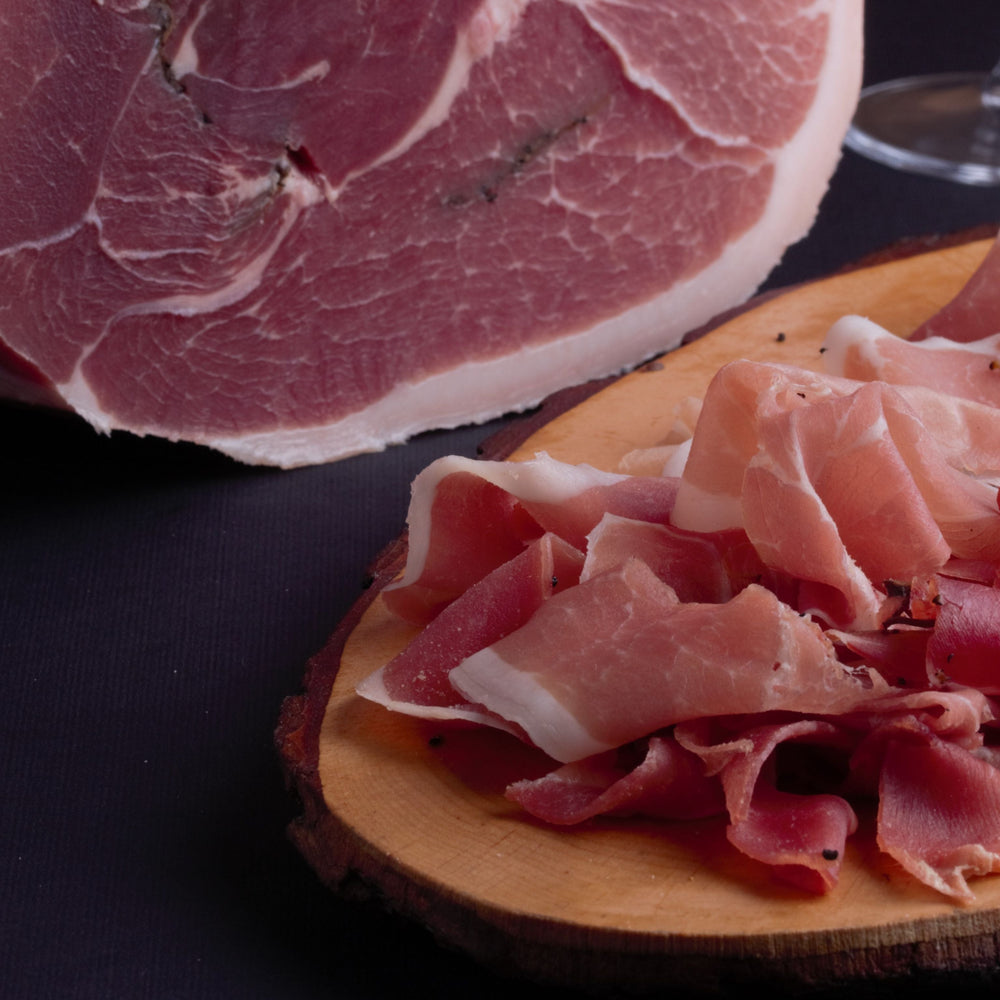 Prosciutto crudo affinato al tartufo: un’esperienza sensoriale tra eleganza e intensità